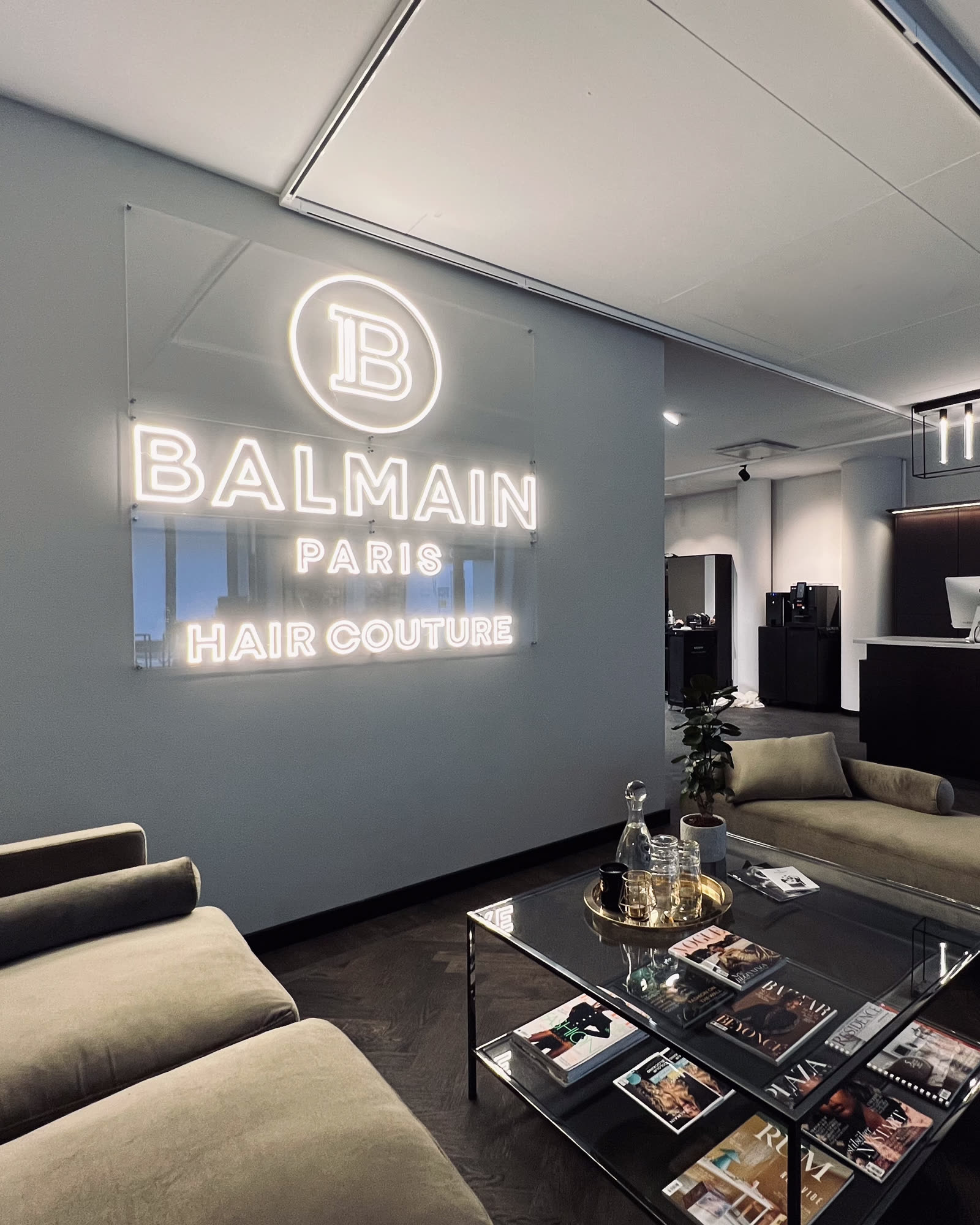 LED-neonskylt med logotyp för Balmain