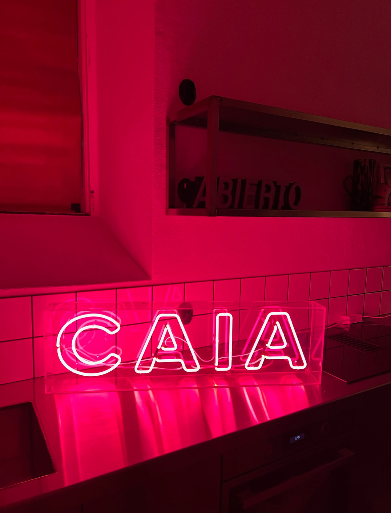 LED-neonskylt åt CAIA i butik