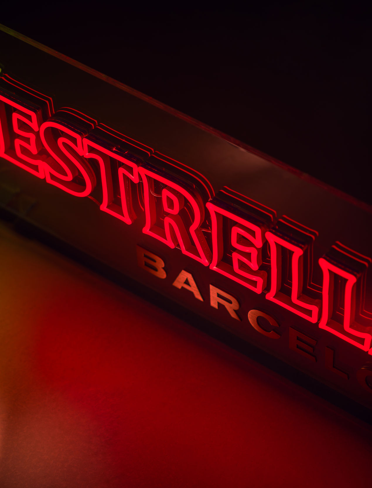Skräddarsydd neonskylt för varumärkesaktivering i restaurangmiljö